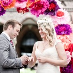 Frida & Steve – DIY-Hochzeit unterm Papierblütenbogen